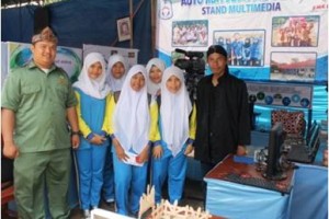 Kepala SMK Auto Matsuda didampingi salah seorang guru foto bersama siswa jurusan Multimedia di stand Multimedia Auto Matsuda Expo 2014